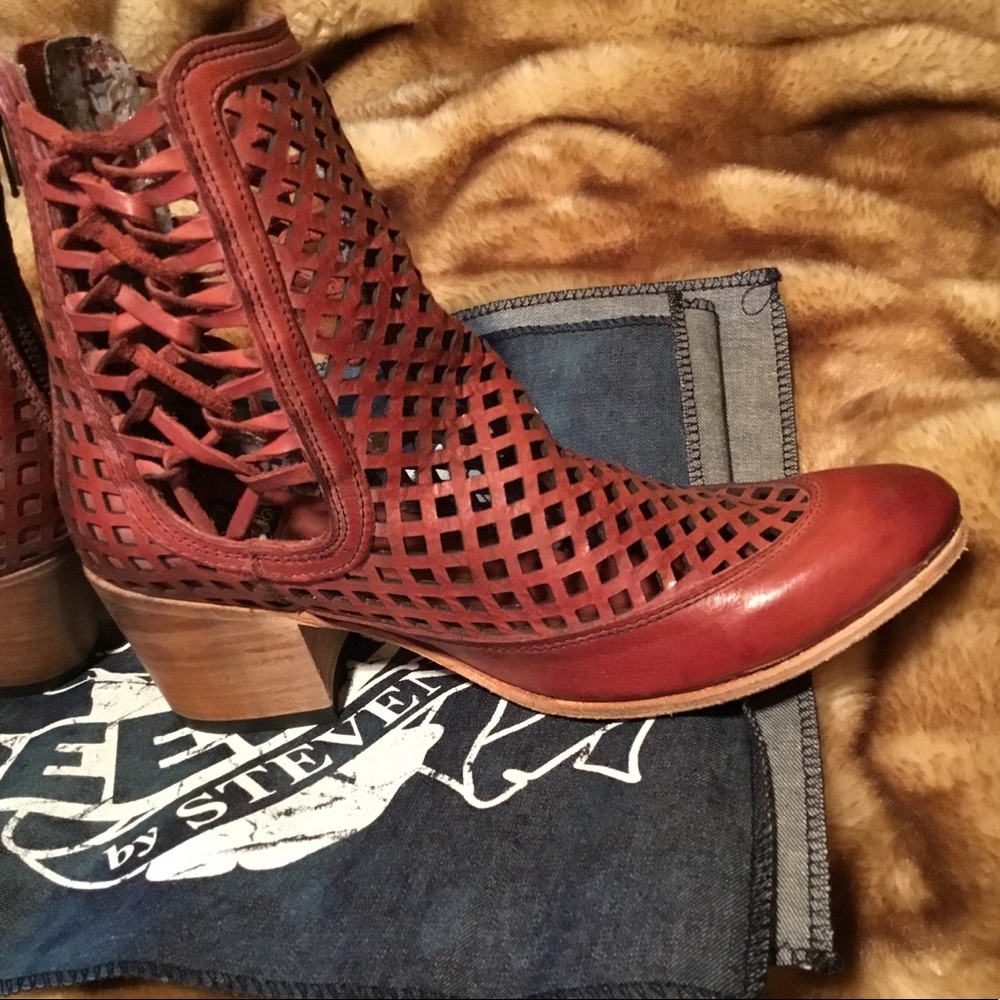 FREEBIRD BY STEVEN DISTRESSED LEATHER BOOTIES nwot